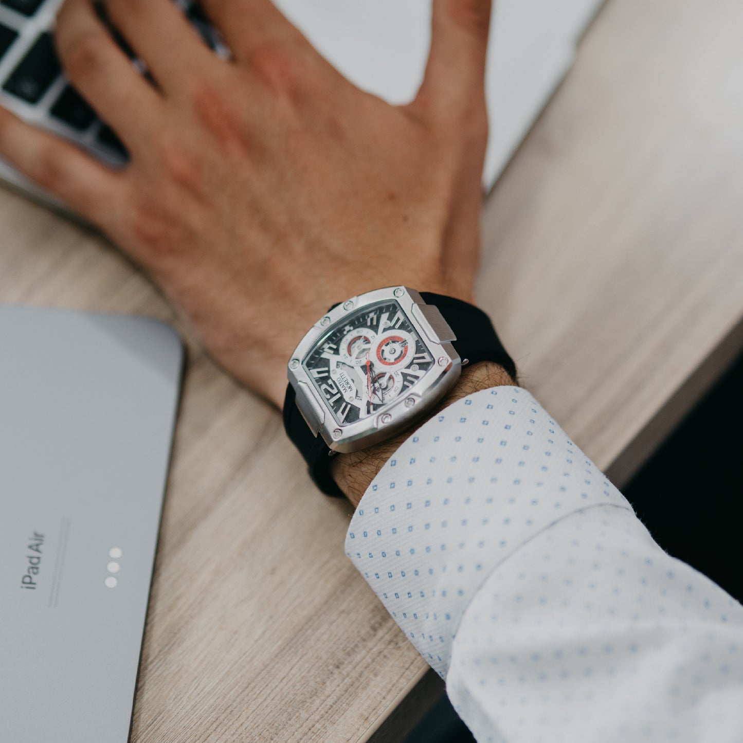 Mateo Moretti Anapo Argento menβs watch with silver case and black strap β lifestyle wrist photo at desk