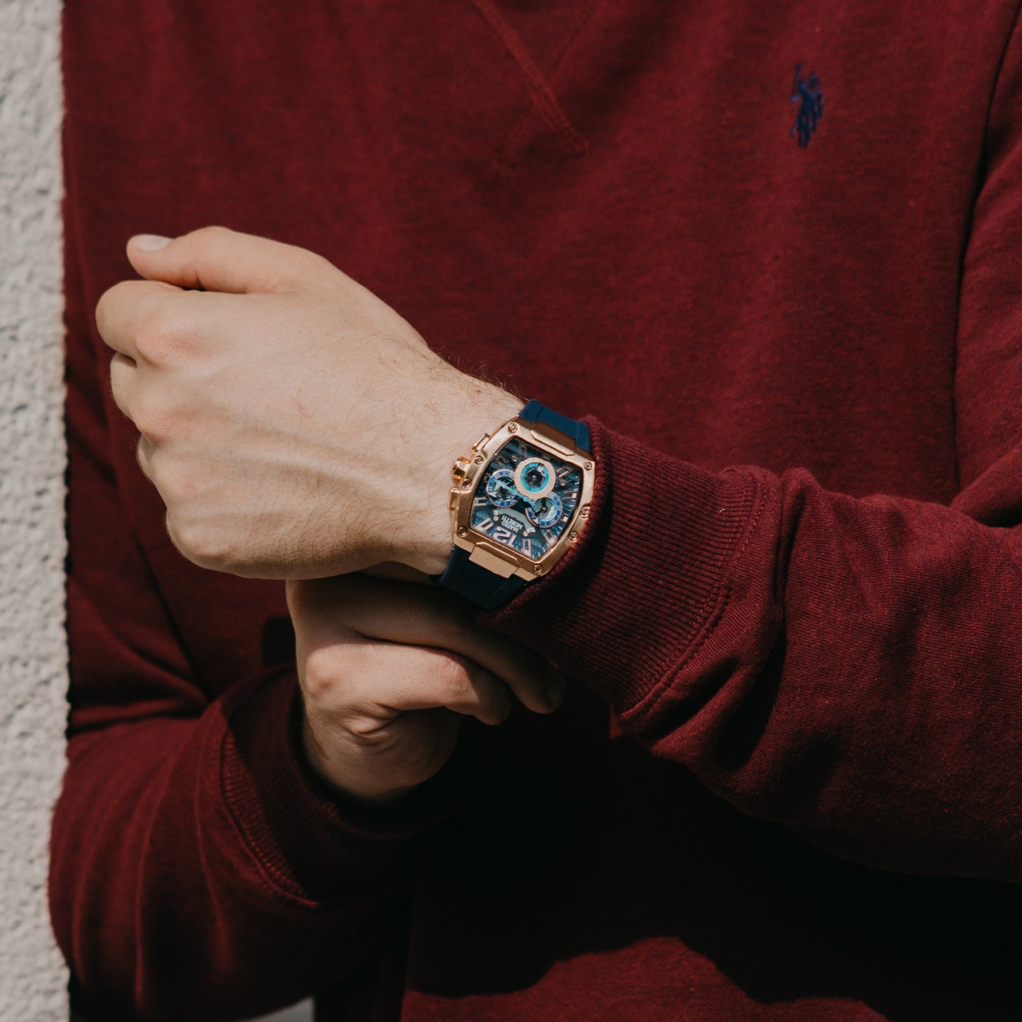 Mateo Moretti Anapo Oro Rosa men’s watch with rose gold case and skeleton dial – lifestyle photo on wrist with red sweater
