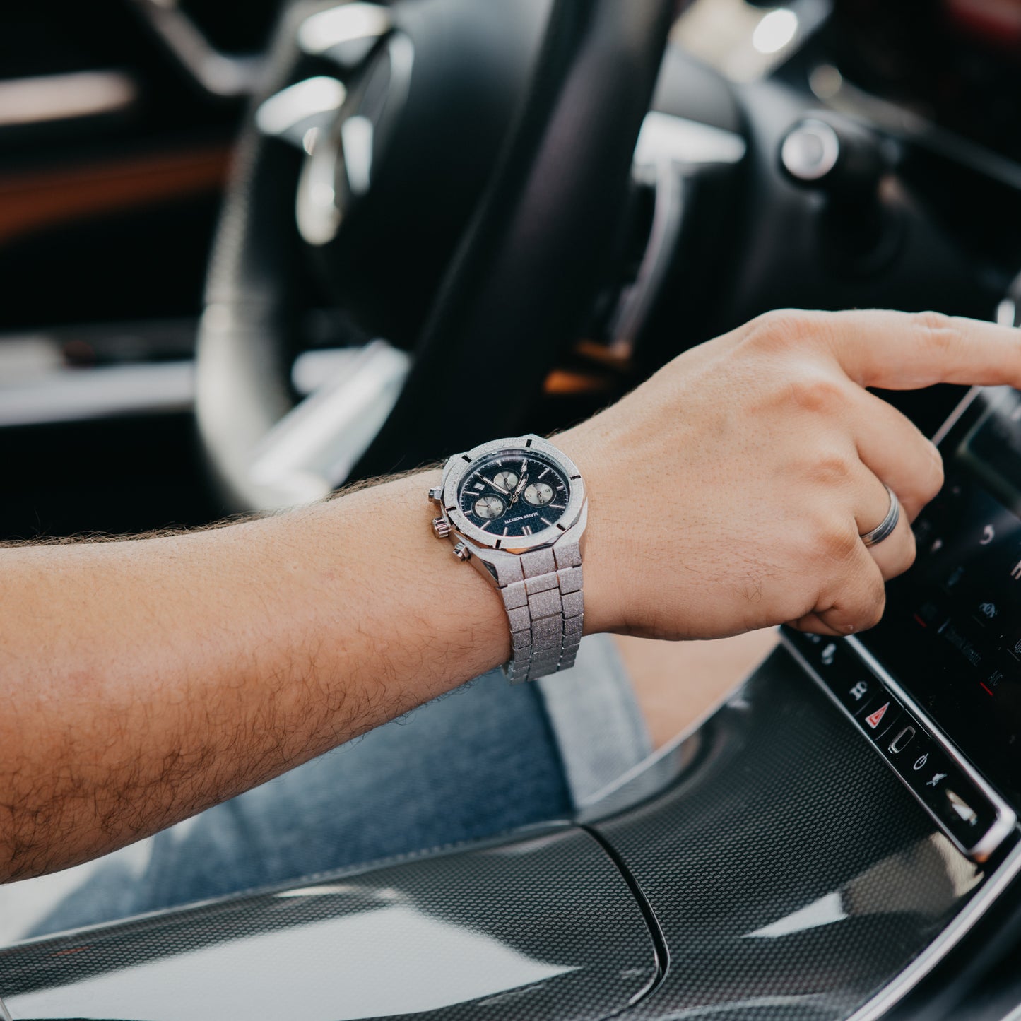Mateo Moretti Basento Argento luxury men’s chronograph watch with silver bracelet and blue dial – lifestyle wrist shot while driving