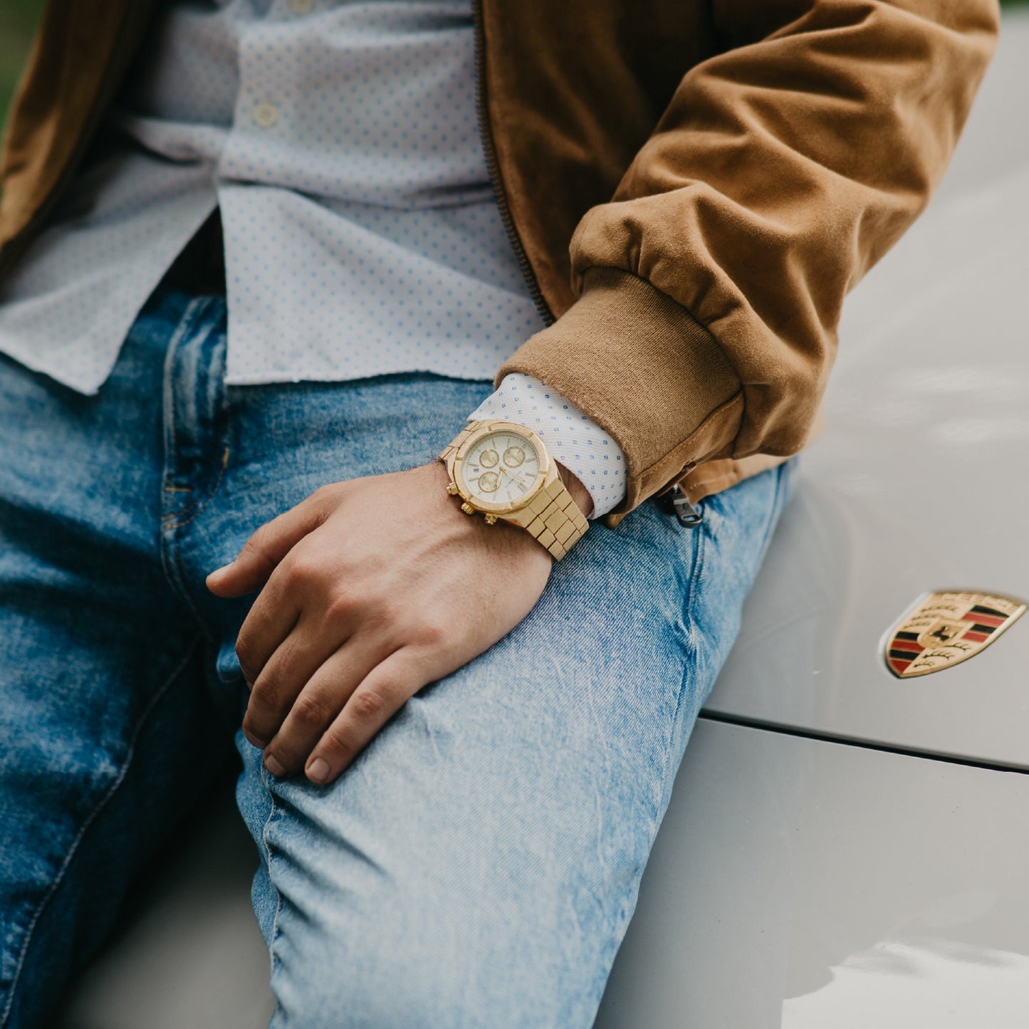 Mateo Moretti Basento Oro luxury men’s chronograph watch with gold bracelet and white dial – lifestyle wrist shot with casual outfit