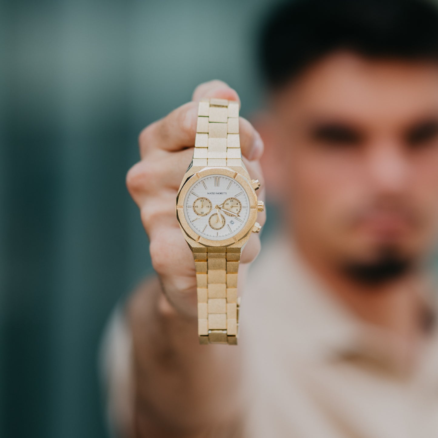 Lifestyle wrist photo of Mateo Moretti Basento Oro men’s chronograph watch with gold bracelet and white dial