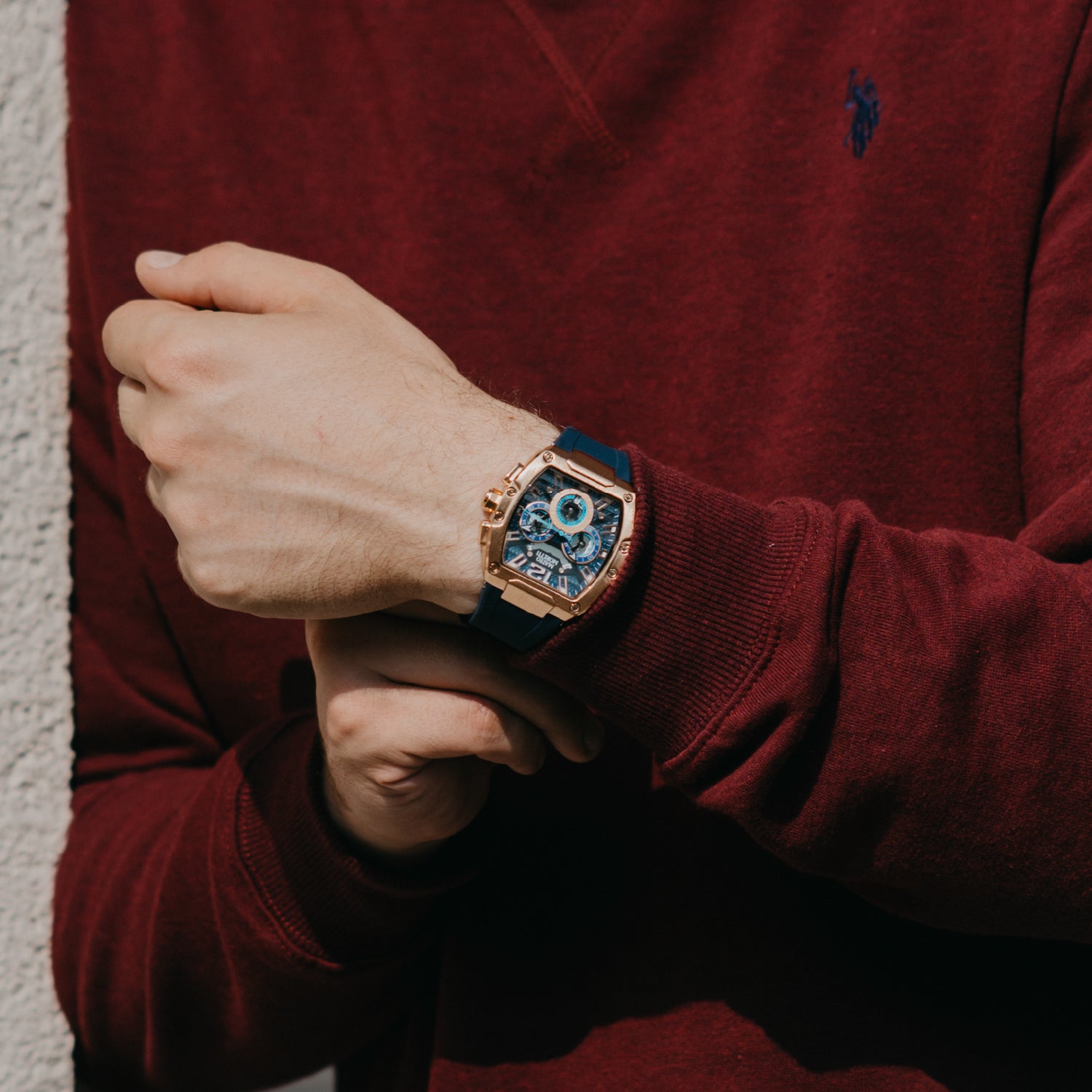 Mateo Moretti Anapo Oro Rosa men’s watch with rose gold case and skeleton dial – lifestyle photo on wrist with red sweater