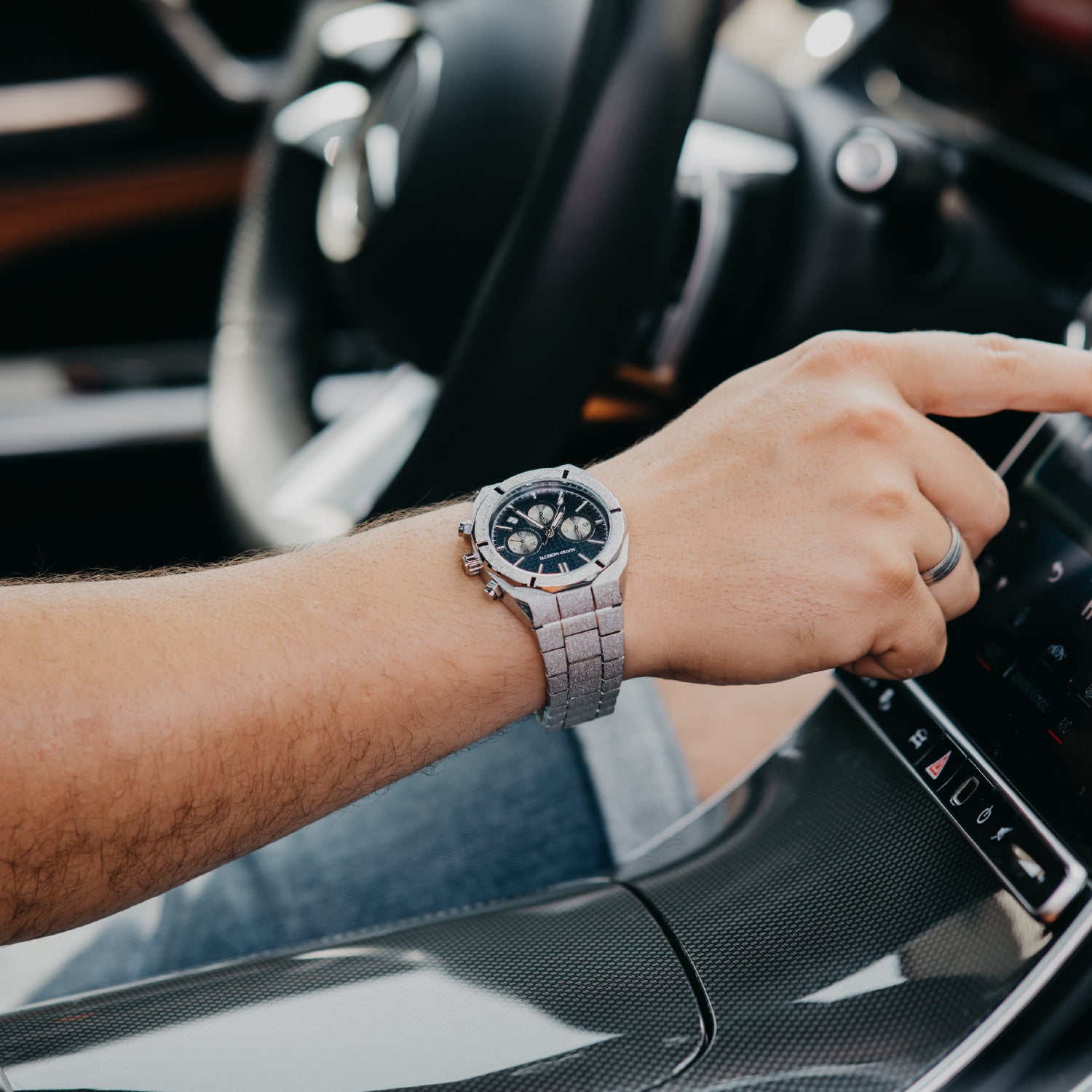 Mateo Moretti Basento Argento luxury men’s chronograph watch with silver bracelet and blue dial – lifestyle wrist shot while driving