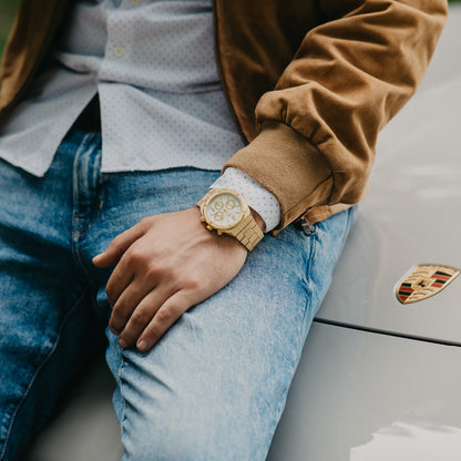 Mateo Moretti Basento Oro luxury men’s chronograph watch with gold bracelet and white dial – lifestyle wrist shot with casual outfit
